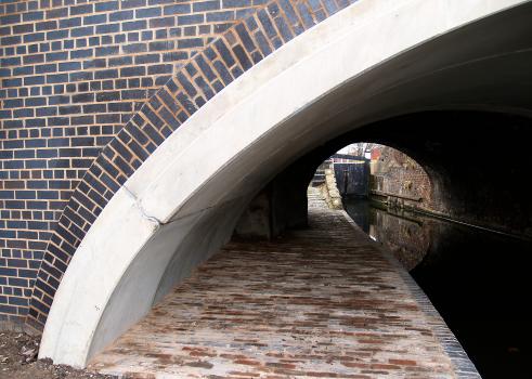 5) Detailing in the brickwork has been used to emphasise the curvature of the arch